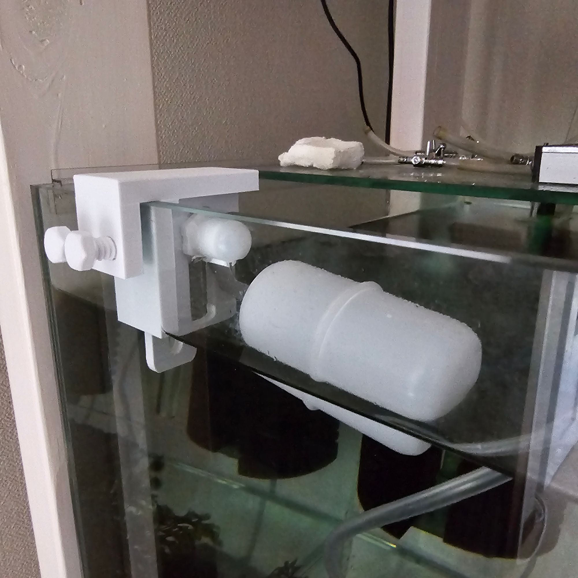 Adjustable water level ball mounting bracket